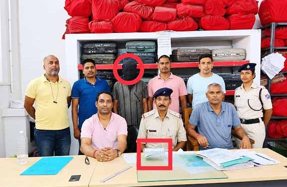 tatanagar rail police rpf action : टाटानगर स्टेशन से एक मोबाइल चोर पकड़ाया, यात्री की मोबाइल चोरी करने के बाद रंगेहाथ पकड़ाया