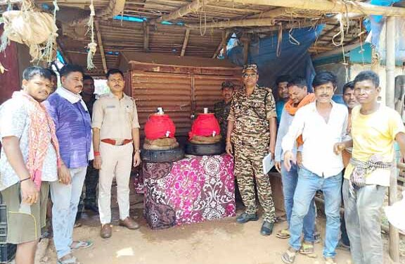 jamshedpur rural-चाकुलिया में गर्मी के मद्देनजर आम लोगों के लिए पुलिस ने की पेयजल की व्यवस्था