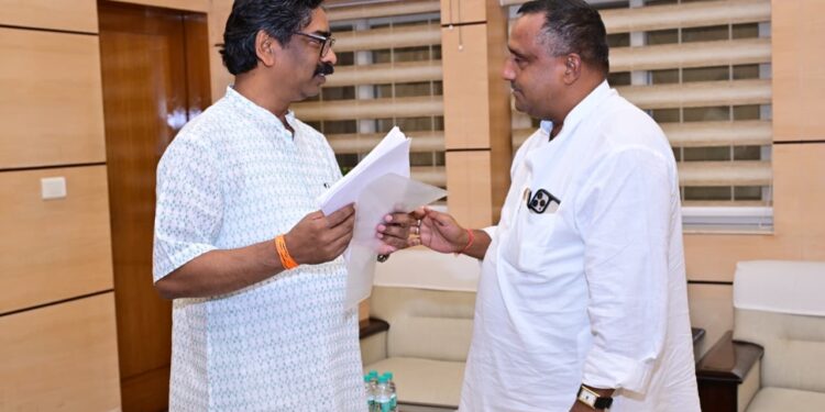 jharkhand ex minister and cm meeting : झारखंड के पूर्व मंत्री बन्ना गुप्ता ने की मुख्यमंत्री हेमंत सोरेन से मुलाकात, जमशेदपुर पश्चिम की समस्याओं से कराया अवगत, मुख्यमंत्री ने दिया समाधान का भरोसा