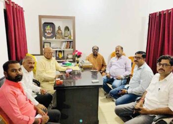 jamshedpur rail yatri sangharsh samity : रेल यात्री संघर्ष समिति पूर्ववत सक्रिय रहेगी, जमशेदपुर के विधायक सरयू राय के निवास पर हुई बैठक में फैसला हुआ, सांसद जोबा मांझी ने भी दिया समर्थन, राजनीतिक दलों की चुप्पी पर जताया अफसोस jamshedpur rail yatri sangharsh samity : रेल यात्री संघर्ष समिति पूर्ववत सक्रिय रहेगी, जमशेदपुर के विधायक सरयू राय के निवास पर हुई बैठक में फैसला हुआ, सांसद जोबा मांझी ने भी दिया समर्थन, राजनीतिक दलों की चुप्पी पर जताया अफसोस
