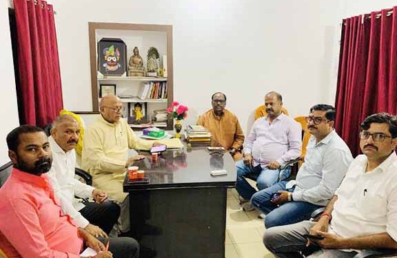 jamshedpur rail yatri sangharsh samity : रेल यात्री संघर्ष समिति पूर्ववत सक्रिय रहेगी, जमशेदपुर के विधायक सरयू राय के निवास पर हुई बैठक में फैसला हुआ, सांसद जोबा मांझी ने भी दिया समर्थन, राजनीतिक दलों की चुप्पी पर जताया अफसोस