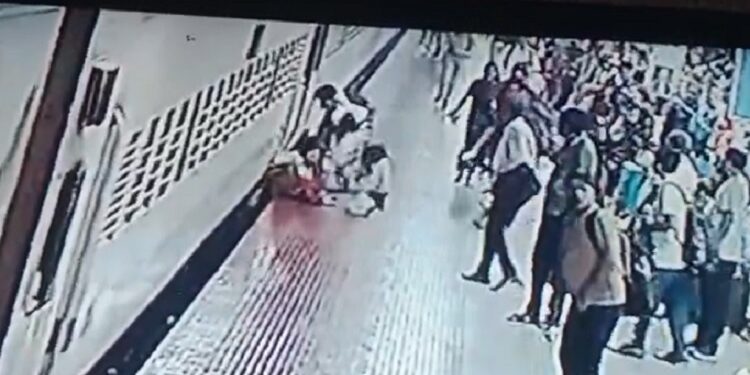 ranchi rpf mother’s day gift-रांची आरपीएफ की महिला सिपाही ने बचायी महिला यात्री की जान, बच्चे को दिया मदर्स डे का सबसे बड़ा तोहफा,देखिए video