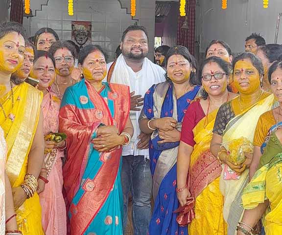 west singhbhum ckp marwa puja -चक्रधरपुर में नगर परिषद अध्यक्ष सन्नी उरांव, मां नवमी उरांव, धर्मपत्नी श्रीमती ऊषा के साथ राटा व मड़वा पूजा में हुए शामिल west singhbhum ckp marwa puja -चक्रधरपुर में नगर परिषद अध्यक्ष सन्नी उरांव, मां नवमी उरांव, धर्मपत्नी श्रीमती ऊषा के साथ राटा व मड़वा पूजा में हुए शामिल