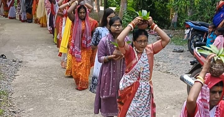 jamshedpur rural- चाकुलिया के तुलसीबनी आश्रम में शिव मंदिर की प्राण प्रतिष्ठा पर निकली कलश यात्रा
