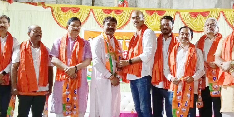 jamshedpur bjp new joining : बारीडीह मंडल में भाजपा की मजबूत हुई संगठनात्मक ताकत, कई कार्यकर्ताओं ने की घर वापसी