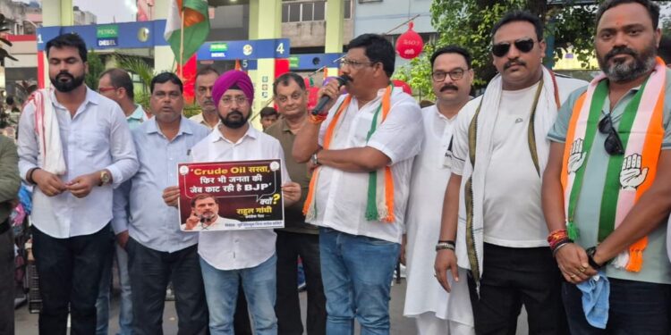 jamshedpur congress : जमशेदपुर कांग्रेस ने पेट्रोल डीजल को लेकर चलाया हस्ताक्षर अभियान, जिला अध्यक्ष परविंदर सिंह ने कहा – पेट्रोल डीजल के मुल्य वृद्धि से आम जनता त्राहिमाम