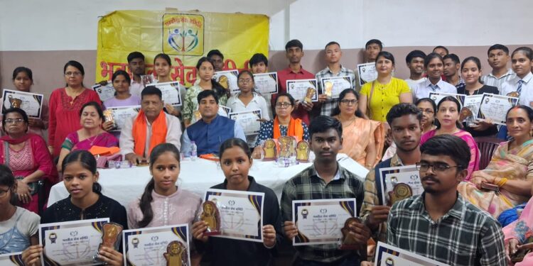 jamshedpur bhavapreeta seva samiti- जमशेदपुर में भवप्रीता सेवा समिति ने मेधावी विद्यार्थियों को किया सम्मानित jamshedpur bhavapreeta seva samiti- जमशेदपुर में भवप्रीता सेवा समिति ने मेधावी विद्यार्थियों को किया सम्मानित