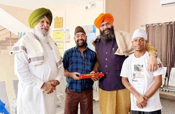 jamshedpur madhuri dixit fan pappu sardar in Patna Sahib-माधुरी दीक्षित फैन पप्पू सरदार ने पटना साहिब में परिवार की खुशहाली के लिए टेका मत्था jamshedpur madhuri dixit fan pappu sardar in Patna Sahib-माधुरी दीक्षित फैन पप्पू सरदार ने पटना साहिब में परिवार की खुशहाली के लिए टेका मत्था