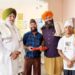 jamshedpur madhuri dixit fan pappu sardar in Patna Sahib-माधुरी दीक्षित फैन पप्पू सरदार ने पटना साहिब में परिवार की खुशहाली के लिए टेका मत्था