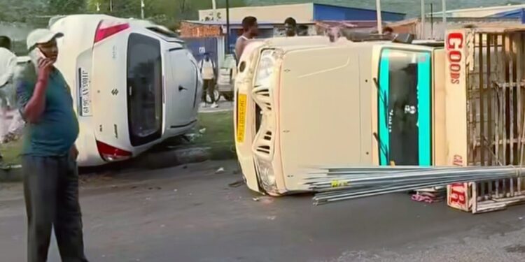 nh accident- चांडिल एनएच पर सड़क हादसा,ओवरटेक के चक्कर में पिकअप वैन और स्विफ्ट कार में टक्कर, दोनों वाहन पलटे, मची अफरातफरी nh accident- चांडिल एनएच पर सड़क हादसा,ओवरटेक के चक्कर में पिकअप वैन और स्विफ्ट कार में टक्कर, दोनों वाहन पलटे, मची अफरातफरी
