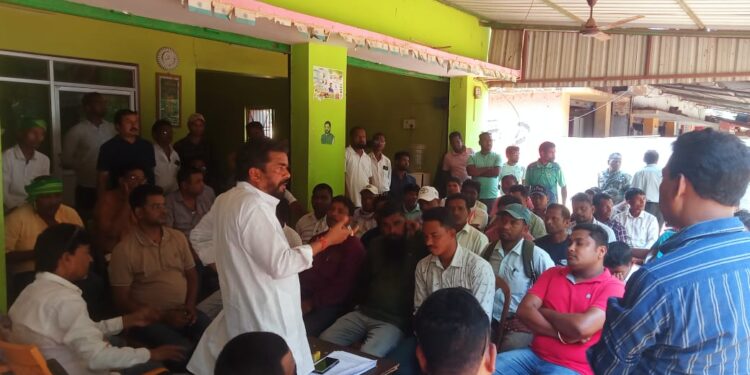 jamshedpur rural- झामुमो प्रखंड कमेटी और पंचायत के कार्यकर्ताओं की हुई बैठक, सरकार की योजनाओं को जन जन तक पहुंचाएं कार्यकर्ता: समीर मोहंती