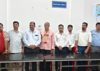 Tata motors felicitation : टाटा मोटर्स के वेहिकल फैक्ट्री के कर्मचारी को दी गयी सेवानिवृत होने पर विदाई, हुए भावुक