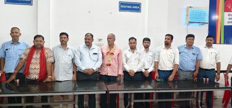 Tata motors felicitation : टाटा मोटर्स के वेहिकल फैक्ट्री के कर्मचारी को दी गयी सेवानिवृत होने पर विदाई, हुए भावुक