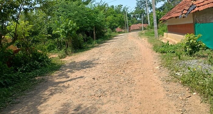 Jamshedpur rural road issue : करोड़ो की सड़क शिलान्यास के एक साल बाद भी अटकी, मुसावनी प्रखंड प्रमुख ने जादूगोड़ा- मुसावनी मुख्य सड़क को जाम करने की दी चेतावनी