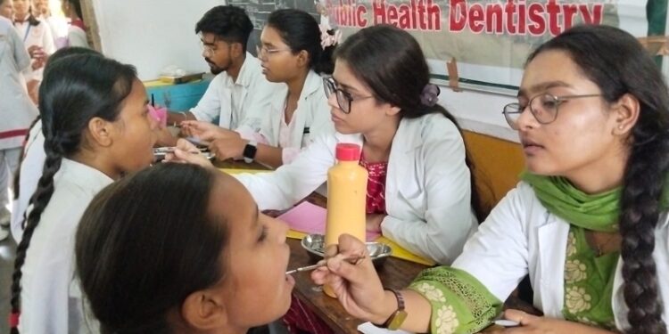 Jamshedpur school health camp : सामाजिक संस्था अस्तित्व नें स्कूल में लगाया निःशुल्क मेगा स्वास्थ्य जांच शिविर, 300 बच्चों को मिला लाभ