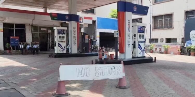 Jamshedpur petrol diesel crisis : जमशेदपुर में पेट्रोल और डीजल की किल्लत, कई पंपों पर लगा ‘नो स्टॉक’ का बोर्ड