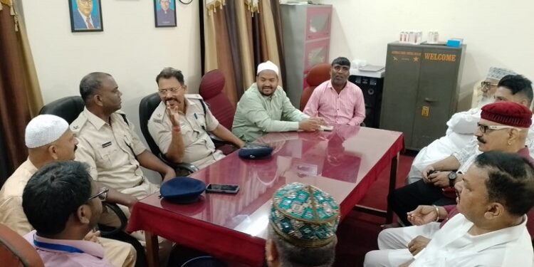 Jamshedpur bakrid : भालुबासा के अंजुमन फैज़ुल गुरबा मुस्लिम सोसाइटी में अदा की गयी बकरीद की नमाज, कई लोगों ने लिया हिस्सा Jamshedpur bakrid : भालुबासा के अंजुमन फैज़ुल गुरबा मुस्लिम सोसाइटी में अदा की गयी बकरीद की नमाज, कई लोगों ने लिया हिस्सा