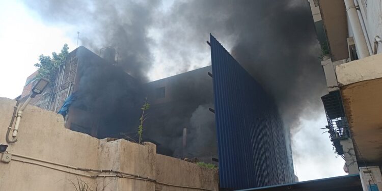 Jamshedpur fire : जुगसलाई के गणगौर मिष्ठान की फैक्ट्री में लगी आग, धुएं के गुब्बार से मची अफरा-तफरी, देखिए – video Jamshedpur fire : जुगसलाई के गणगौर मिष्ठान की फैक्ट्री में लगी आग, धुएं के गुब्बार से मची अफरा-तफरी, देखिए – video
