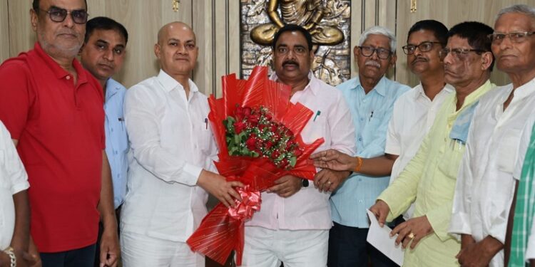 Jamshedpur visit of jharkhand minister : झारखंड के श्रम व उद्योग मंत्री संजय यादव पहुंचे, राजद समेत अन्य संगठनों के लोगों ने किया भव्य स्वागत Jamshedpur visit of jharkhand minister : झारखंड के श्रम व उद्योग मंत्री संजय यादव पहुंचे, राजद समेत अन्य संगठनों के लोगों ने किया भव्य स्वागत