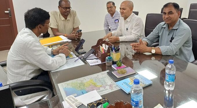 Adityapur electricity problem : आदित्यपुर में बिजली संकट दूर करने की कवायद शुरू, कुलुपटांगा फीडर की बदलेगी सूरत, पुरेंद्र नारायण सिंह को जीएम ने दिया ठोस आश्वासन