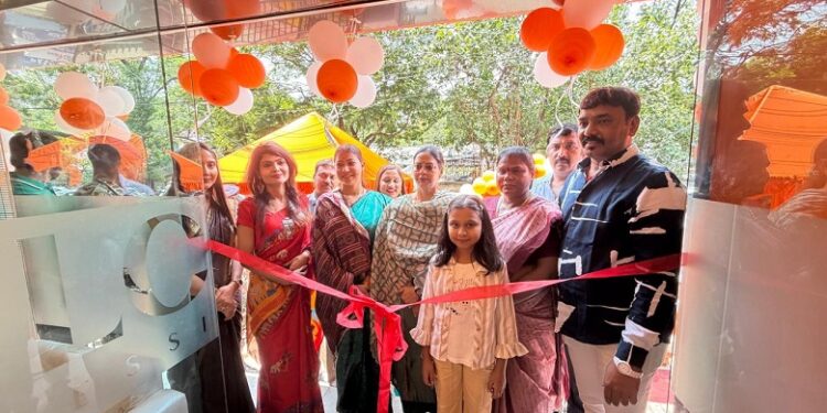 Jamshedpur new showroom : वीएलसीसी का नया सेंटर साकची में खुला, जमशेदपुर पूर्वी की विधायक पूर्णिमा साहू, मेयर सुधा गुप्ता, जिला परिषद अध्यक्ष बारी मुर्मू और आदित्यपुर की उपनगर आयुक्त पारुल सिंह एक मंच पर दिखी
