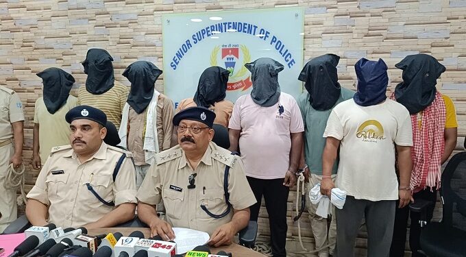 Jamshedpur police action : कदमा में पुलिस का छापा, आठ जुआड़ी गिरफ्तार, 35 हजार नगद, ताश व मोबाइल जब्त