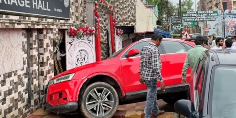 Jamshedpur accident – मानगो में नाबालिग चला रहा था ऑडी, अक्का गार्डन की दीवार से अनियंत्रित होकर टकरायी कार