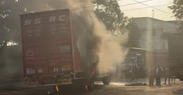 Adityapur incident – आरआइटी में हाईट्रेंशन तार की चपेट में आया कंटेनर, चालक झुलसा, मौत