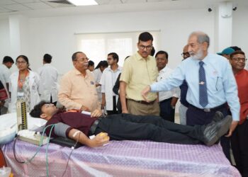 Manipal tata medical college : बारीडीह के मणिपाल टाटा मेडिकल कॉलेज में आयोजित हुआ रक्तदान शिविर, डीसी समेत अन्य पदाधिकारियों ने लिया हिस्सा