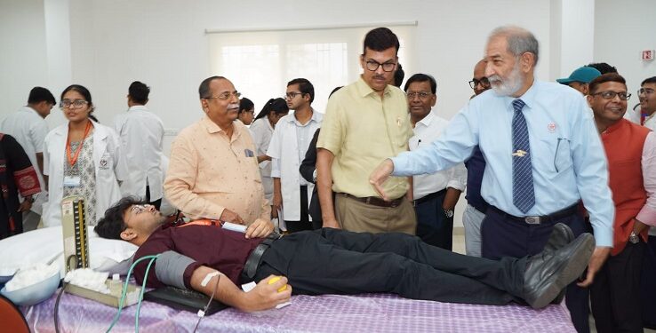 Manipal tata medical college : बारीडीह के मणिपाल टाटा मेडिकल कॉलेज में आयोजित हुआ रक्तदान शिविर, डीसी समेत अन्य पदाधिकारियों ने लिया हिस्सा Manipal tata medical college : बारीडीह के मणिपाल टाटा मेडिकल कॉलेज में आयोजित हुआ रक्तदान शिविर, डीसी समेत अन्य पदाधिकारियों ने लिया हिस्सा