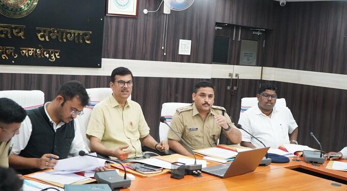 Jamshedpur mining task force : खनन टास्क फोर्स की बैठक में जमशेदपुर के उपायुक्त ने अवैध खनन पर सख्त कार्रवाई के दिए निर्देश, बालू उत्खनन एवं ओवरलोडिंग पर जारी रहेगा विशेष अभियान, फाइन की नये सिरे से राशि तय