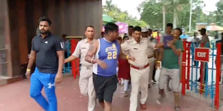 Jamshedpur incident : निक्को पार्क में पुलिस वाले की बेटी से बदसलूकी करने की कोशिश, चार युवक हिरासत में, देखिए – video