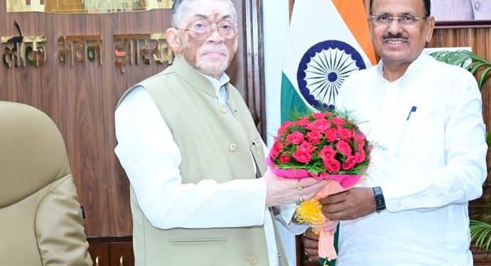 Jamshedpur ex bjp leader met governor: रांची लोकभवन में डॉ दिनेशानंद गोस्वामी ने राज्यपाल से की शिष्टाचार भेंट, विवि व कॉलजों में रिक्त पदों पर शिक्षकों की नियुक्ति कराने का किया आग्रह