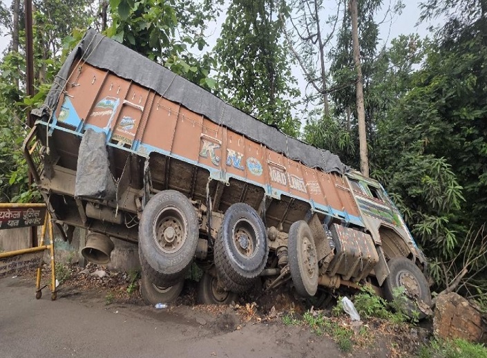 Saraikela accident : कांड्रा में नींद की झपकी आने से ट्रक ड्राइवर ने खोया नियंत्रण, सड़क किनारे खड़ी कई गाड़ियों को मारी टक्कर Saraikela accident : कांड्रा में नींद की झपकी आने से ट्रक ड्राइवर ने खोया नियंत्रण, सड़क किनारे खड़ी कई गाड़ियों को मारी टक्कर