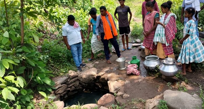 Jamshedpur rural water issue : डुमरिया प्रखंड के लांगो गांव पाड़सी गाजाड़ टोला में पेयजल संकट, 12 सबर परिवार गड्ढे के पानी से बुझाते है प्यास