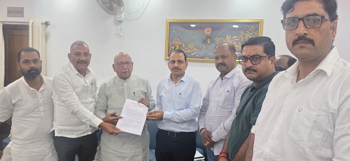 Jamshedpur rail yatri sangharsh samity meeting with gm : रेल यात्री संघर्ष समिति का दबाव काम आया, विधायक सरयू राय और शिवशंकर सिंह से दक्षिण पूर्व रेलवे के जीएम ने की मुलाकात, दिया आदेश, पहले यात्री गाड़ी पार होगी, फिर मालगाड़ी को मिलेगी पास, समिति आश्वासन से संतुष्ट, करेगा वेट एंड वाच Jamshedpur rail yatri sangharsh samity meeting with gm : रेल यात्री संघर्ष समिति का दबाव काम आया, विधायक सरयू राय और शिवशंकर सिंह से दक्षिण पूर्व रेलवे के जीएम ने की मुलाकात, दिया आदेश, पहले यात्री गाड़ी पार होगी, फिर मालगाड़ी को मिलेगी पास, समिति आश्वासन से संतुष्ट, करेगा वेट एंड वाच