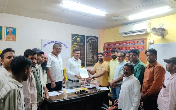Jamshedpur jugsalai bjp : जुगसलाई भाजपा ने थानेदार से की मुलाकात, नशाखोरी, अड्डाबाजी और जुआ से लेकर गौ तस्करी रोकने की उठायी मांग Jamshedpur jugsalai bjp : जुगसलाई भाजपा ने थानेदार से की मुलाकात, नशाखोरी, अड्डाबाजी और जुआ से लेकर गौ तस्करी रोकने की उठायी मांग