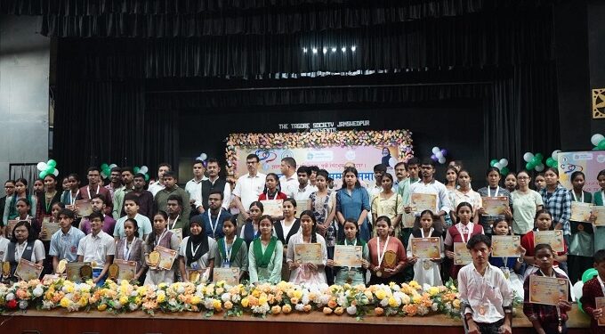 Jamshedpur toppers students honoured : जमशेदपुर के उपायुक्त ने जिले के जैक, सीबीएसई व आइसीएसई की परीक्षा में 10वीं और 12वीं के टॉपर्स को किया सम्मानित, बच्चों के खिले चेहरे