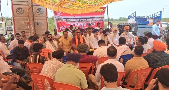 Jamshedpur transporters protest : बंगाल सीमा के चेक पोस्ट पर जमशेदपुर के ट्रांसपोर्टरों ने दिया धरना, बंगाल सरकार के आश्वासन पर अनिश्चितकालीन धरना स्थगित