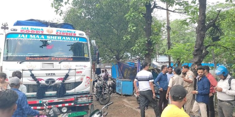 Jamshedpur accident : सिदगोड़ा में ट्रेलर की टक्कर से महिला घायल, चालक गाड़ी छोड़कर फरार, देखिए – video