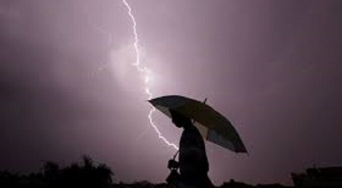 Saraikela thundering : सरायकेला खरसावां जिले के कुंचई इलाके में वज्रपात, एक की मौत, कई घायल