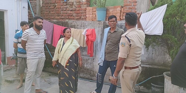 Jamshedpur leopard – जमशेदपुर के कई इलाकों में तेंदूआ घुमता दिखा, मकदमपुर के एक घर में घुसने से दहशत, जोजोबेड़ा रेललाइन के पास भी दिखा, देखिए – video