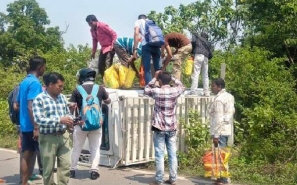 Tata patamda road accident – टाटा पटमदा मुख्य सड़क पर टैंकर की टक्कर से मैजिक वैन पलटा, 10 से अधिक यात्री घायल, कई गंभीर