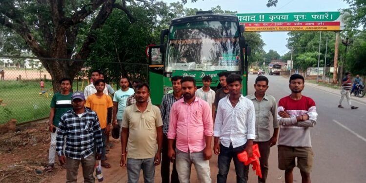 Jamshedpur rural – चाकुलिया के विभिन्न गांव से 70 मजदूर रोजगार की तलाश में महाराष्ट्र किया पलायन, देखिए – video Jamshedpur rural – चाकुलिया के विभिन्न गांव से 70 मजदूर रोजगार की तलाश में महाराष्ट्र किया पलायन, देखिए – video