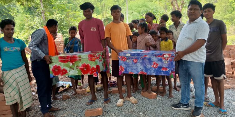 Jamshedpur rural : मैट्रिक परीक्षा में बेहतर प्रदर्शन करने वाले पोटका के दो सबर बच्चों का सहारे बने समाजसेवी सोमाय टुडू, प्लस टू की पढ़ाई का उठाएंगे खर्च
