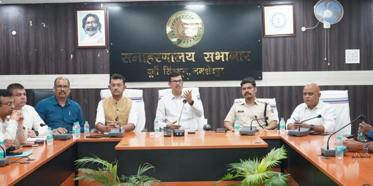 Jamshedpur petrol diesel crisis : जमशेदपुर में पेट्रोल और डीजल की लंबी कतारों को लेकर प्रशासन सक्रिय, प्रशासन की अपील – अफवाहों पर ध्यान न दें, सुगम सप्लाई चैन के साथ जिले में पेट्रोल-डीजल का पर्याप्त स्टॉक उपलब्ध, पैनिक बाइंग से हुई समस्या, तेल आपूर्ति सामान्य, घबराने की जरूरत नहीं