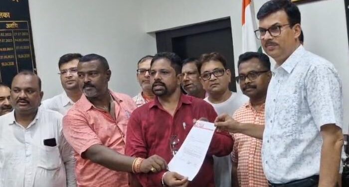 Press club of jamshedpur : प्रेस क्लब के लोग जमशेदपुर डीसी से मिले, फर्जी पत्रकारों की बाढ़ को रोकने की बनी रणनीति