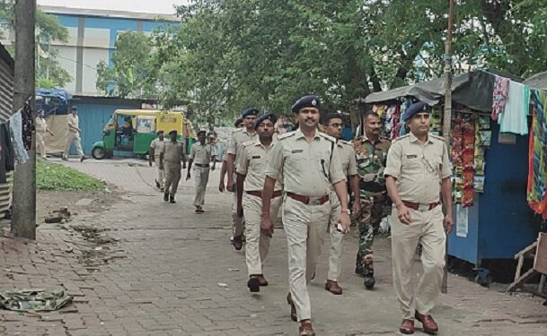 Jamshedpur flag march : बर्मामाइंस में बकरीद को लेकर पुलिस ने किया फ्लैग मार्च, शांति और सौहार्द बनाए रखने की अपील, देखिए – video