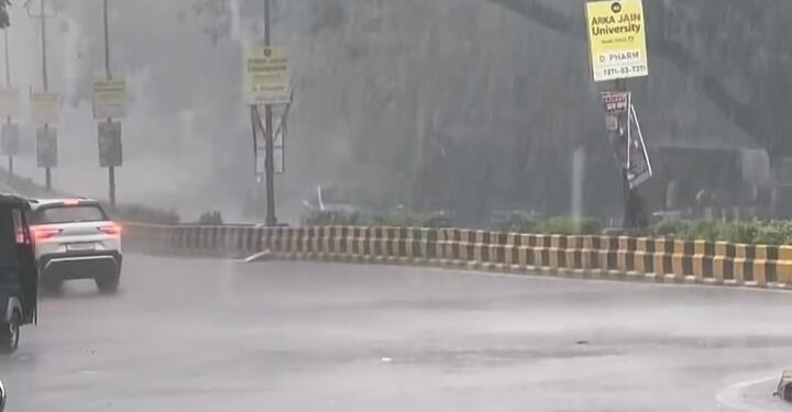 Jharkhand weather report : झारखंड में सुबह दूसरे दिन भी जमकर बरसे बदरा, लोगों को मिला सुकून