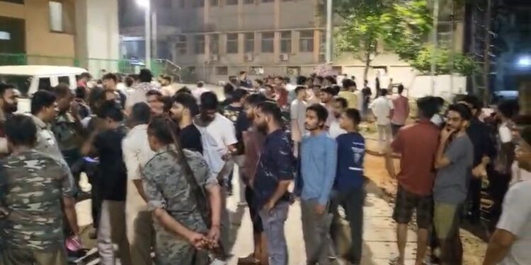 Jamshedpur mgm hospital : एमजीएम अस्पताल परिसर में देर रात बवाल, डिलीवरी बॉय और मेडिकल स्टूडेंट्स के बीच मारपीट से तनाव, देखिए – video Jamshedpur mgm hospital : एमजीएम अस्पताल परिसर में देर रात बवाल, डिलीवरी बॉय और मेडिकल स्टूडेंट्स के बीच मारपीट से तनाव, देखिए – video